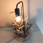 Lampe en bois flotté faite à la main. Mesure 47cm de haut, son socle fait 26cm de diamètre.