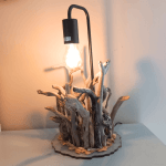 Lampe en bois flotté faite à la main. Mesure 47cm de haut, son socle fait 26cm de diamètre.