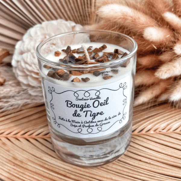 bougie originale avec pierres œil de tigre. Elle est faite à la main avec de la cire de soja et parfums de grasse, senteur vanille