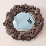 miroir rond fait avec des écorces de bois flotté